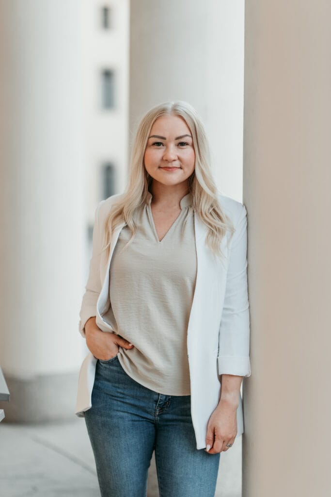 Susanne Rantanen Ota yhteyttä ja pyydä tarjous! Nainen nojaa pylvääseen ja hymyilee.