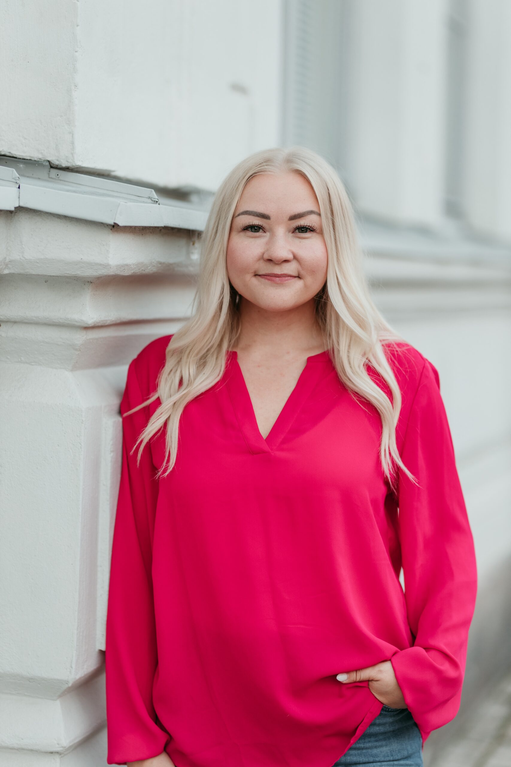 Kouluttaja Susanne Rantanen katsoo kameraan