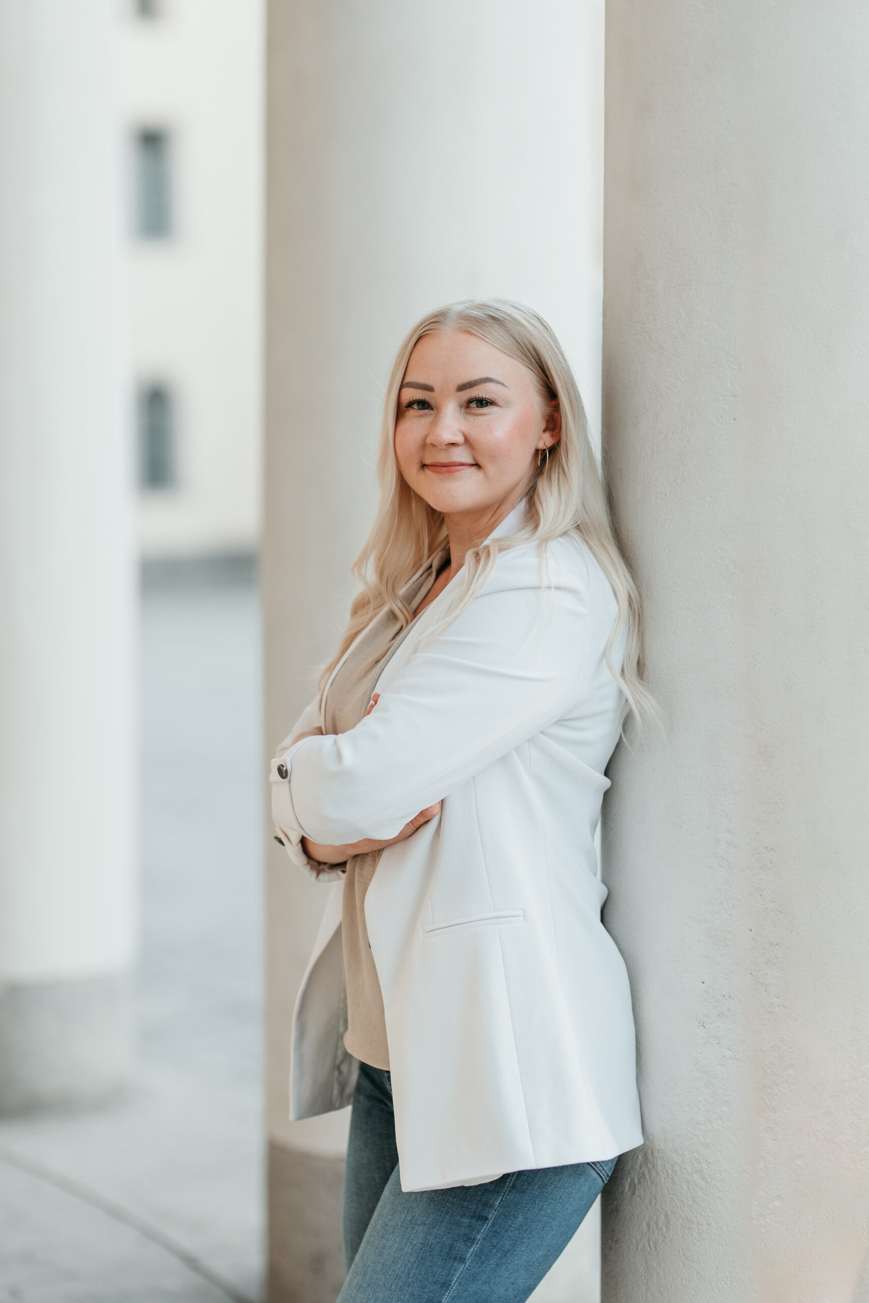 Susanne Rantanen Kuullan yrittäjä Susanne nojaa pylvääseen